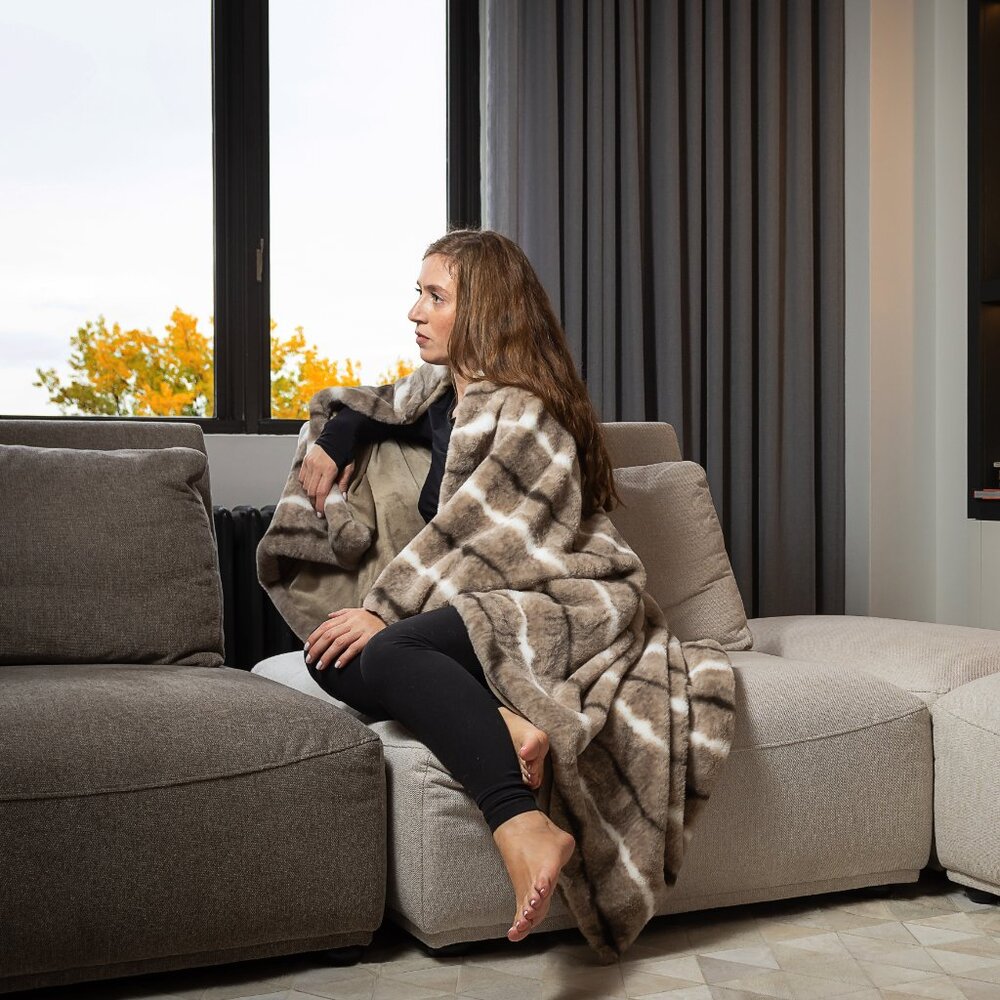 Luxe Home Decor Classic Faux Fur Throw | 1-Piece | Beige Rabbit | 50"x60